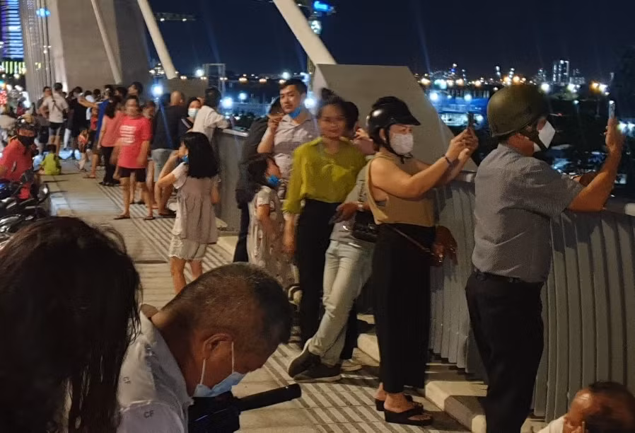 Xuất hiện những hình ảnh “bát nháo” trên cầu Thủ Thiêm 2 vừa mới thông xe -2