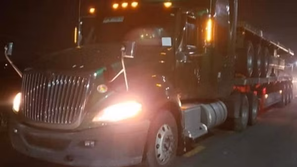 “Né” trạm thu phí, container cày nát đường làng
