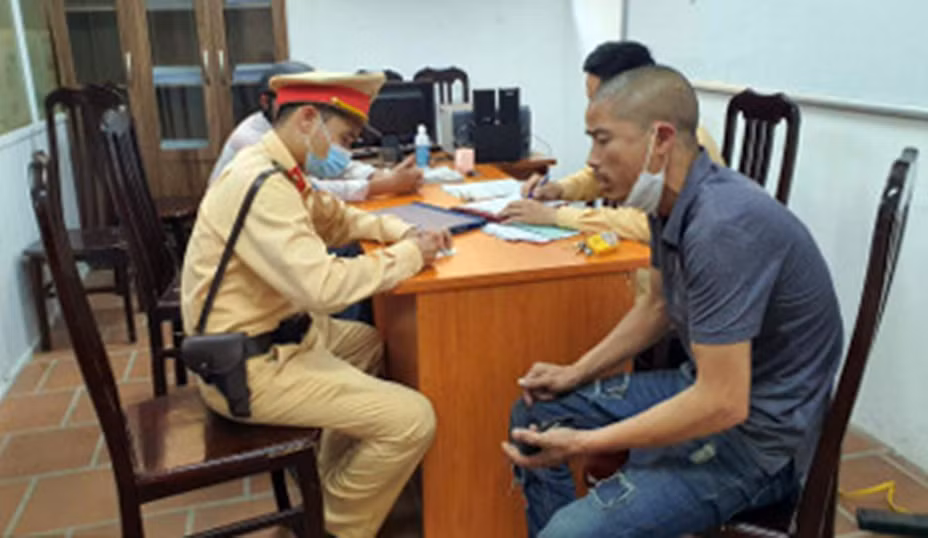 Say níu lưỡi, ma men đặt câu đố cho CSGT -0