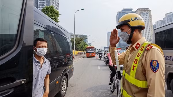 Hàng loạt xe khách vi phạm bị "mắt thần di động" của CSGT bắt tại trận