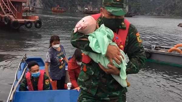 Bé gái 1 tuổi rơi xuống biển được bộ đội Biên phòng cứu sống