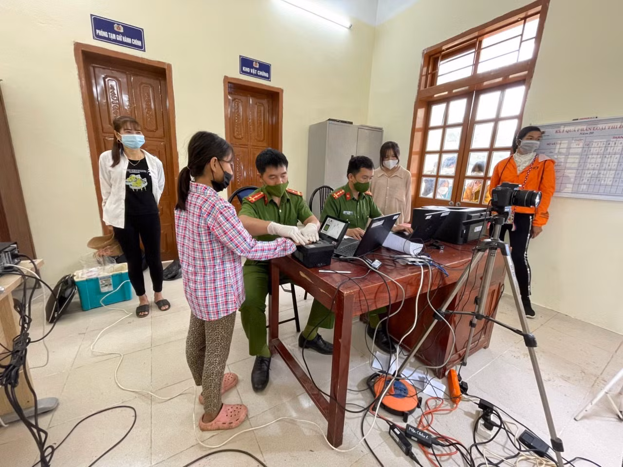 Công an huyện Mộc Châu xuống xã cấp CCCD và định danh điện tử cho người dân -5