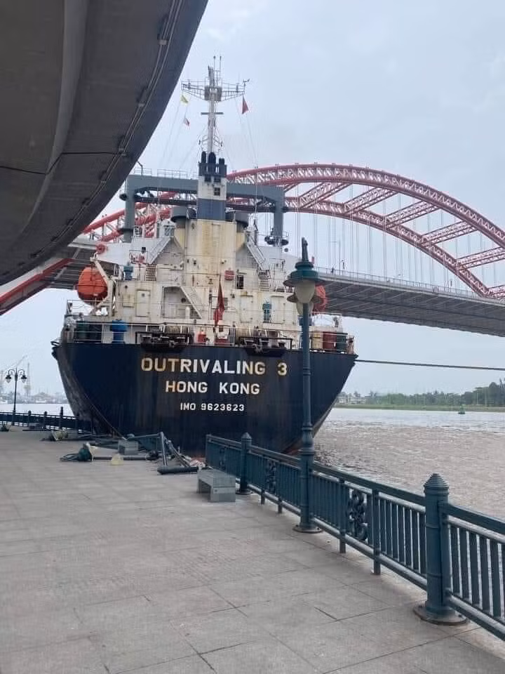 Tàu biển 12.000 DWT suýt va vào cây cầu hiện đại nhất Hải Phòng -0