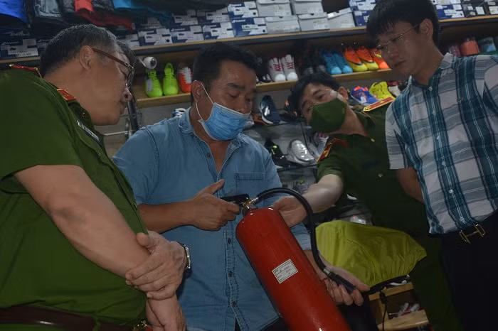 Thứ trưởng Nguyễn Văn Long “test nhanh” người dân Đà Lạt về PCCC -0