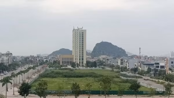 Tự ý xây sân bóng, kinh doanh trên “đất vàng” của Nhà nước ảnh 2