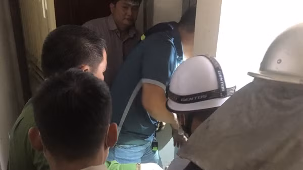 Dùng xe đặc chủng đưa người gặp nạn đi cấp cứu ảnh 3