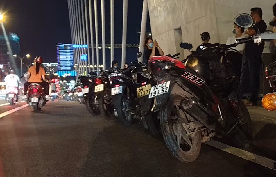Xuất hiện những hình ảnh “bát nháo” trên cầu Thủ Thiêm 2 vừa mới thông xe -0