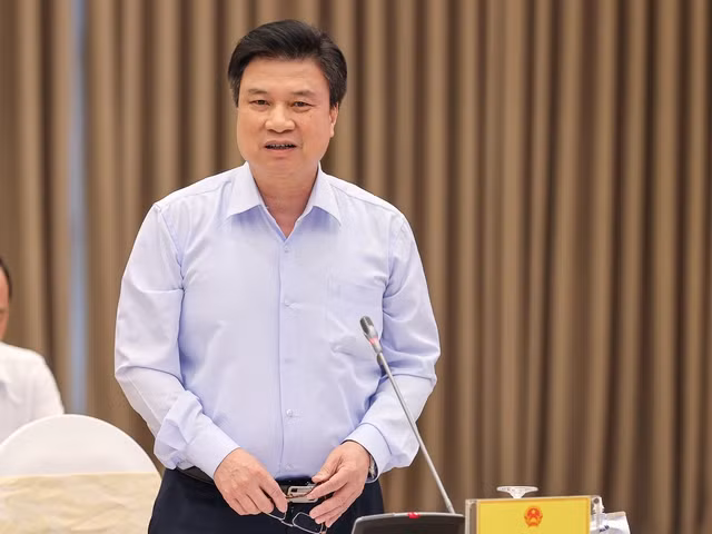 Thứ trưởng Bộ Giáo dục chia sẻ về video clip gây ảnh hưởng xấu của ca sỹ Sơn Tùng -0