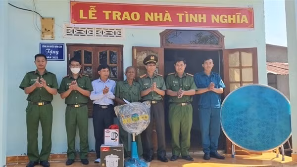 Công an Đà Lạt tặng công trình thanh niên nhà vệ sinh cho học sinh ảnh 4