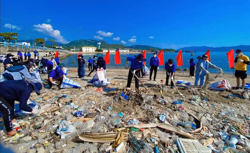 Nhân viên Lãnh sự quán Mỹ tham gia thu dọn vệ sinh bãi biển phía Bắc Nha Trang -1