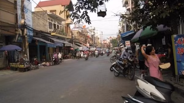Truy tìm con trăn sổng chuồng xuống phố