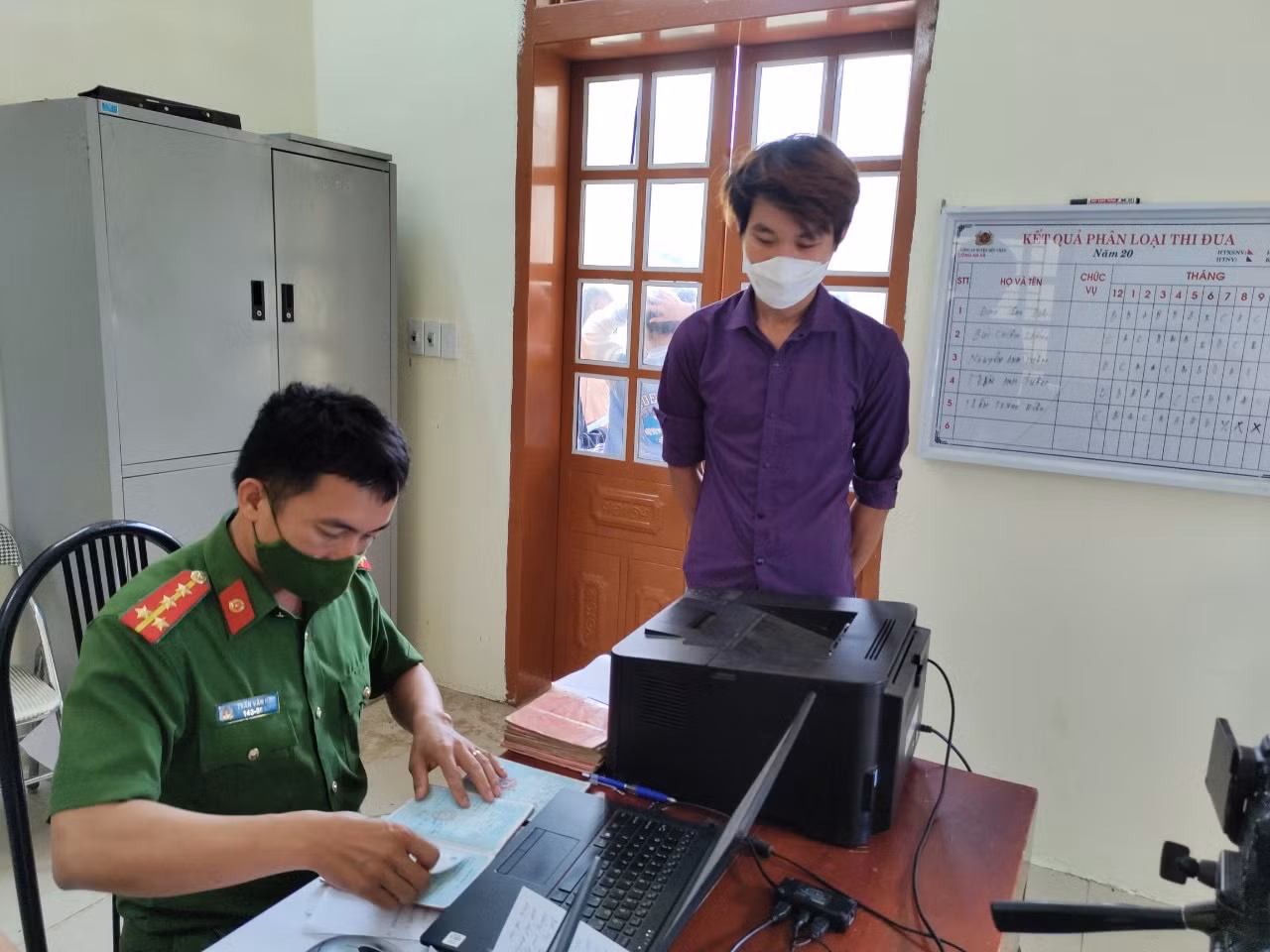 Công an huyện Mộc Châu xuống xã cấp CCCD và định danh điện tử cho người dân -1