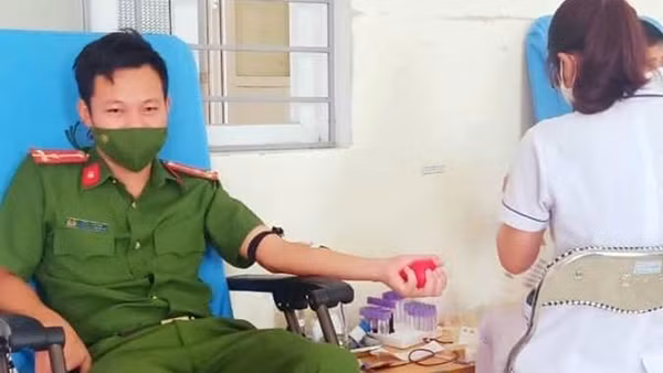 CBCS Công an Nghệ An hiến máu cứu bệnh nhân suy tim ảnh 2