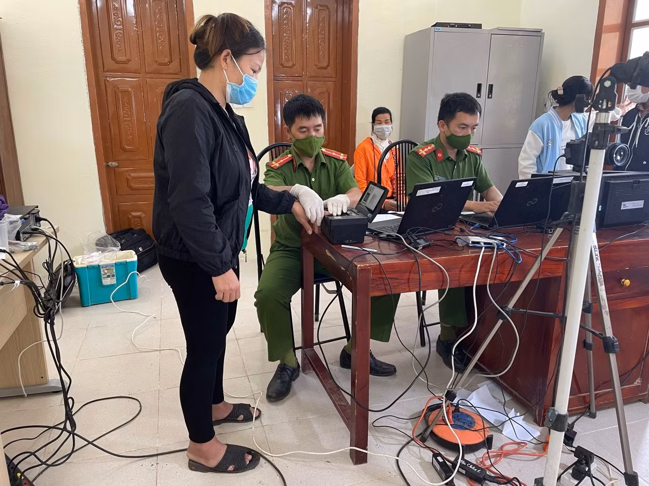 Công an huyện Mộc Châu xuống xã cấp CCCD và định danh điện tử cho người dân -6