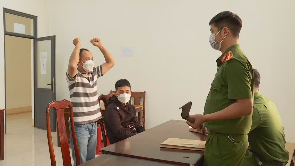 Mâu thuẫn từ va chạm giao thông, hai cha con vác dao đi chém đối thủ -0