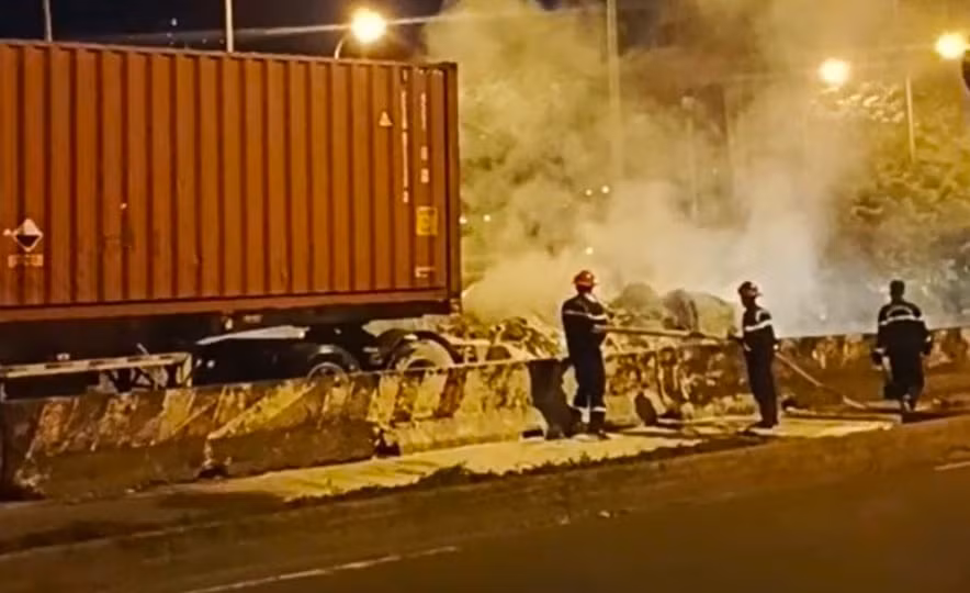Xe đầu kéo bốc cháy hừng hực khi đang đổ dốc cầu Phú Mỹ -0