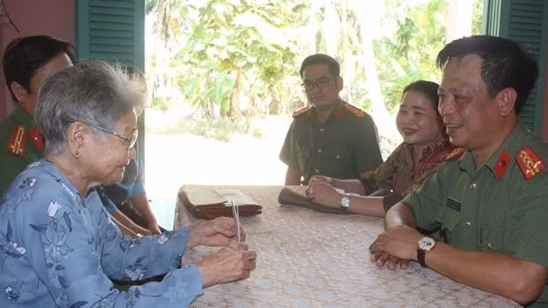 Thăm, tặng quà Mẹ Việt Nam anh hùng và gia đình chính sách