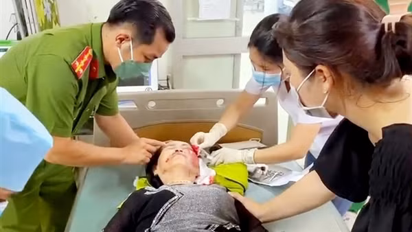 Nam thí sinh hỏng xe được CSGT đưa đến điểm thi ảnh 5