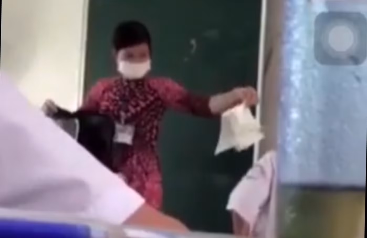Xác minh thầy giáo đánh học sinh và cô giáo rũ sách vở học sinh xuống đất -0