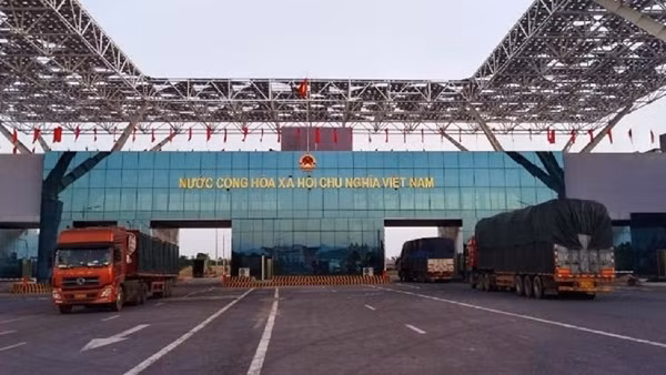 Cửa khẩu Bắc Luân II thông quan trở lại