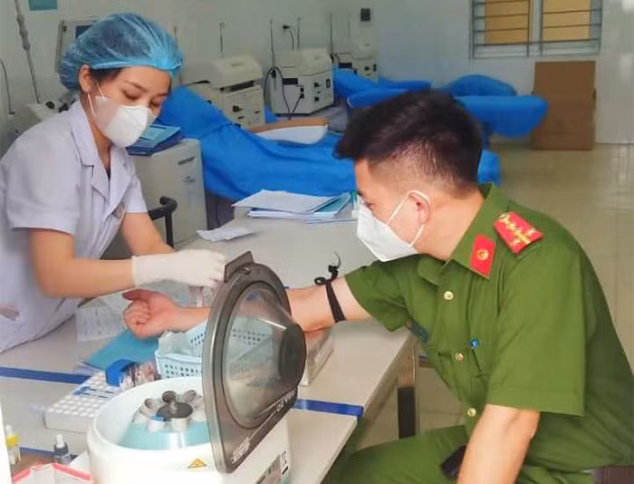 2 cán bộ công an xã ở Hà Tĩnh kịp thời hiến máu cứu người -1