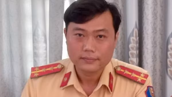CSGT giúp đôi vợ chồng tìm được con 2 tuổi đi lạc trong đêm bắn pháo hoa ảnh 6