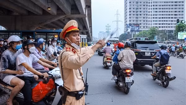 CSGT Hà Nội&nbsp;điều tiết, ngăn ùn tắc giao thông trước kỳ nghỉ lễ