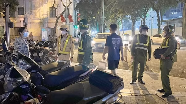Xử lý nhiều trường hợp đi xe đạp, xe máy trong phố đi bộ quanh hồ Hoàn Kiếm ảnh 5