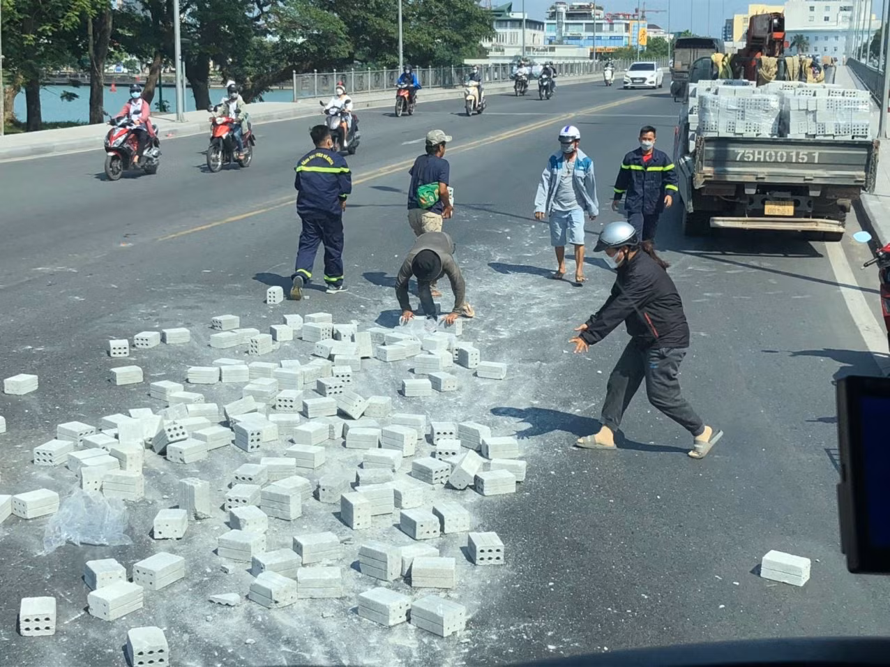 Cảm động hình ảnh Cảnh sát chữa cháy giúp xe gặp nạn trên đường chữa cháy về -0