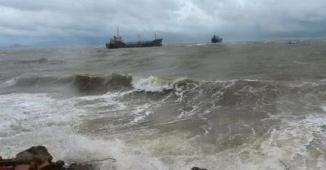 Chủ động ứng phó với vùng áp thấp trên Biển Đông có khả năng mạnh thêm -0