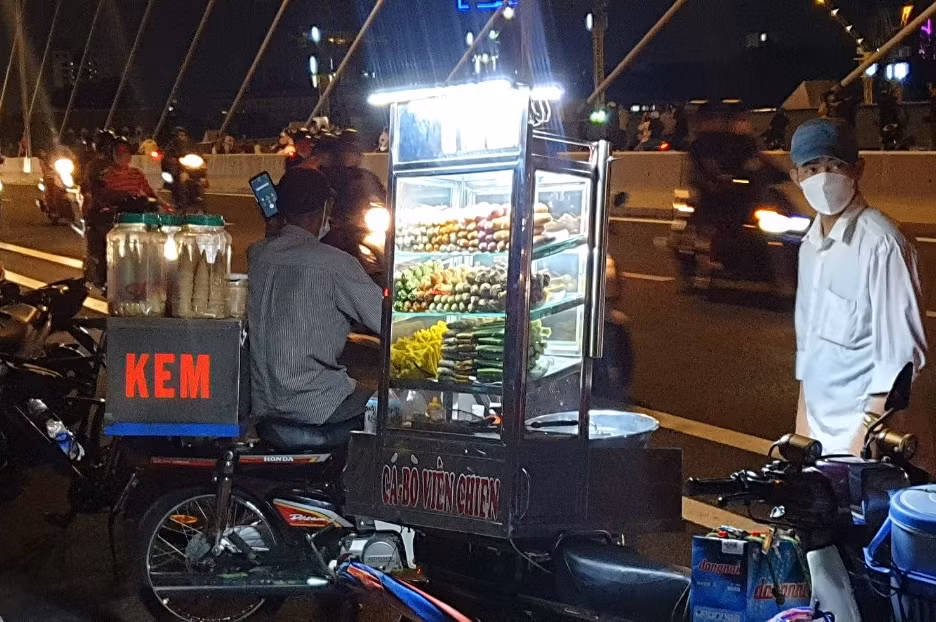 Xuất hiện những hình ảnh “bát nháo” trên cầu Thủ Thiêm 2 vừa mới thông xe -0