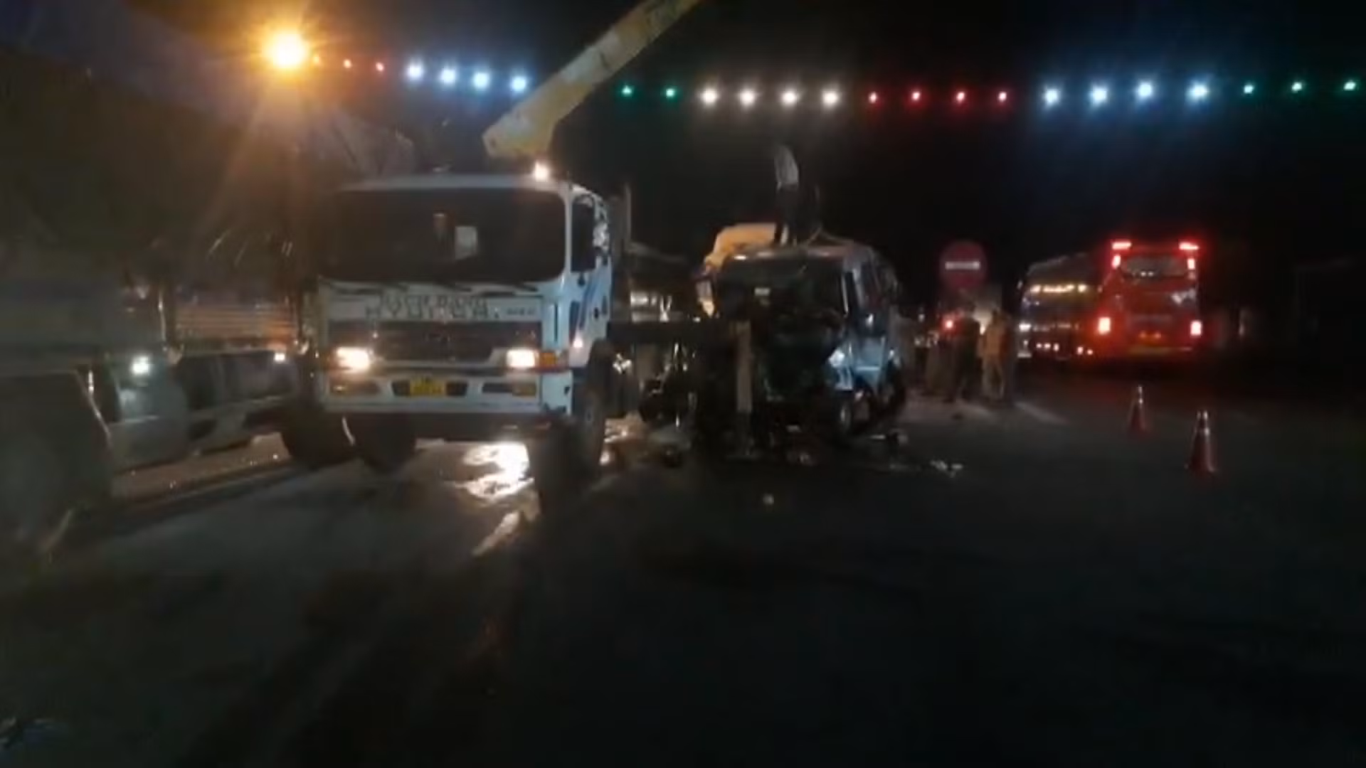 3 ô tô húc liên hoàn, 1 người chết, 8 người bị thương -0