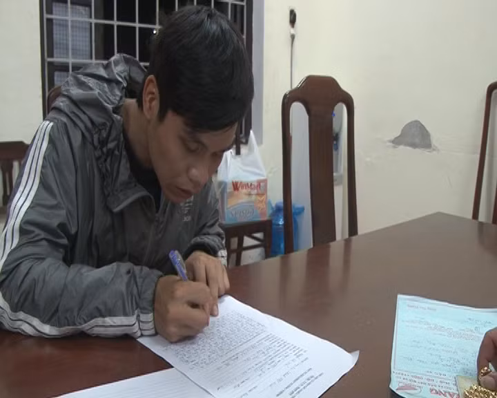 Nam thanh niên đi xe SH thực hiện vụ cướp giật táo tợn tại tiệm vàng -0