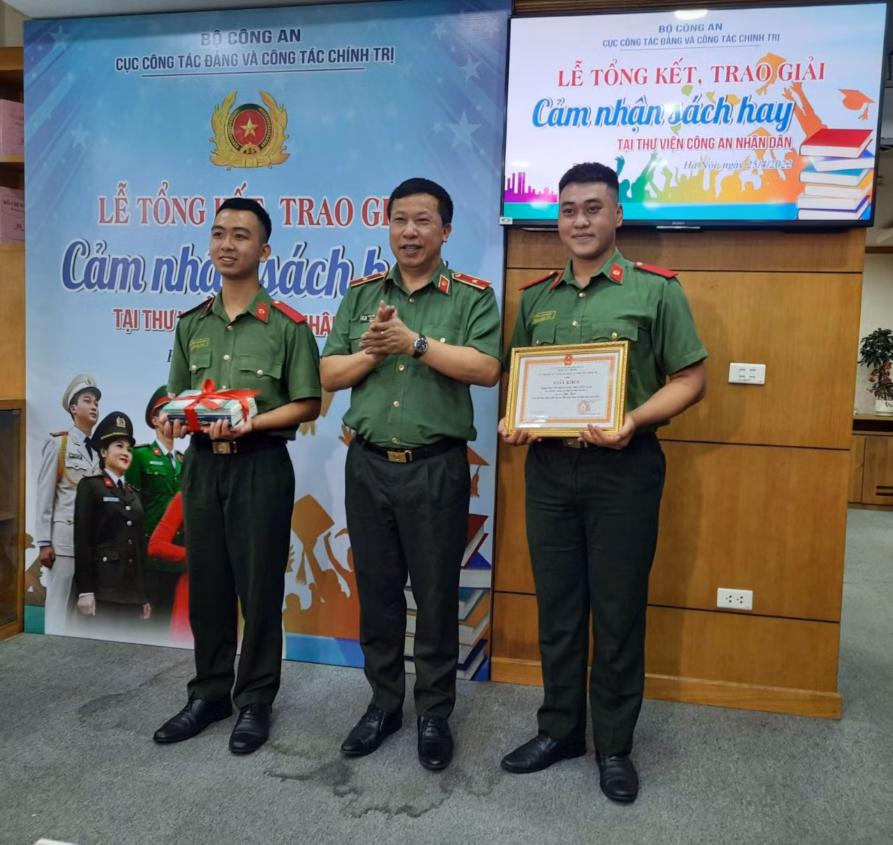 Trao giải cuộc thi “Cảm nhận sách hay tại thư viện CAND” -0