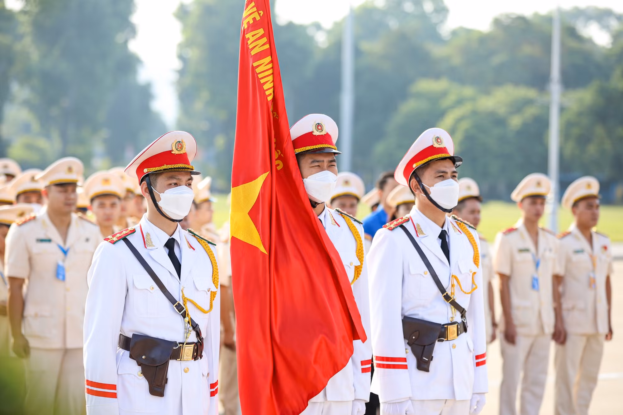Đoàn đại biểu dự Đại hội Đoàn Thanh niên Bộ Công an lần thứ XXII báo công với Bác -1