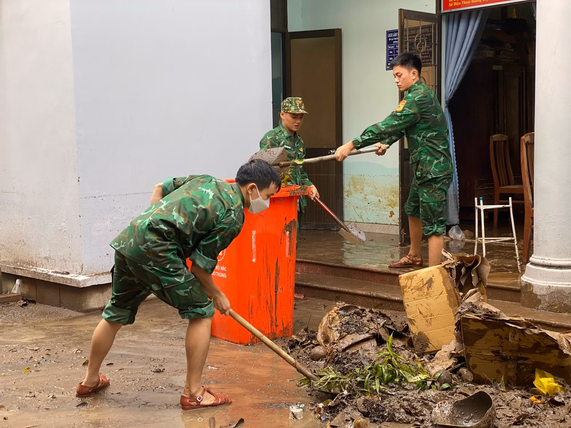 Công an, bộ đội giúp dân dọn dẹp sau mưa lũ -0