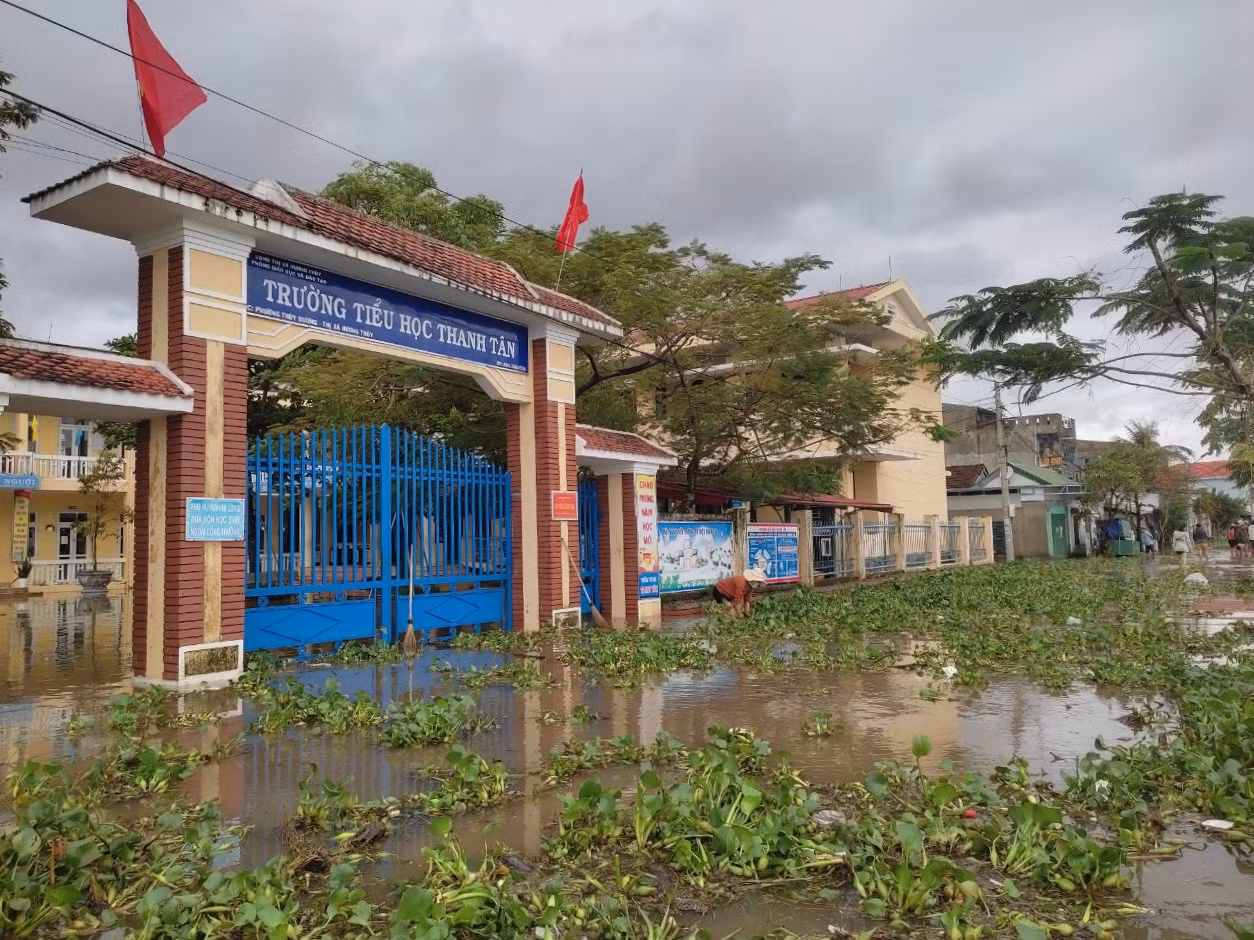Hơn 200 trường học ở Thừa Thiên-Huế vẫn còn ngập lụt, học sinh chưa thể trở lại trường -0