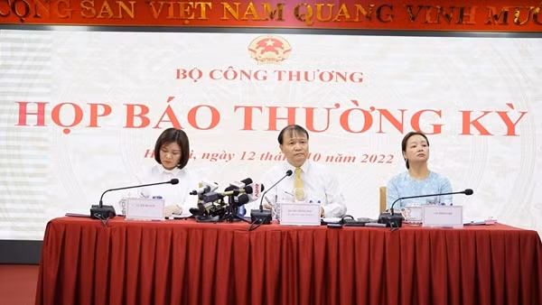 Bộ Công Thương nhận trách nhiệm trong việc nhiều cửa hàng xăng đóng cửa