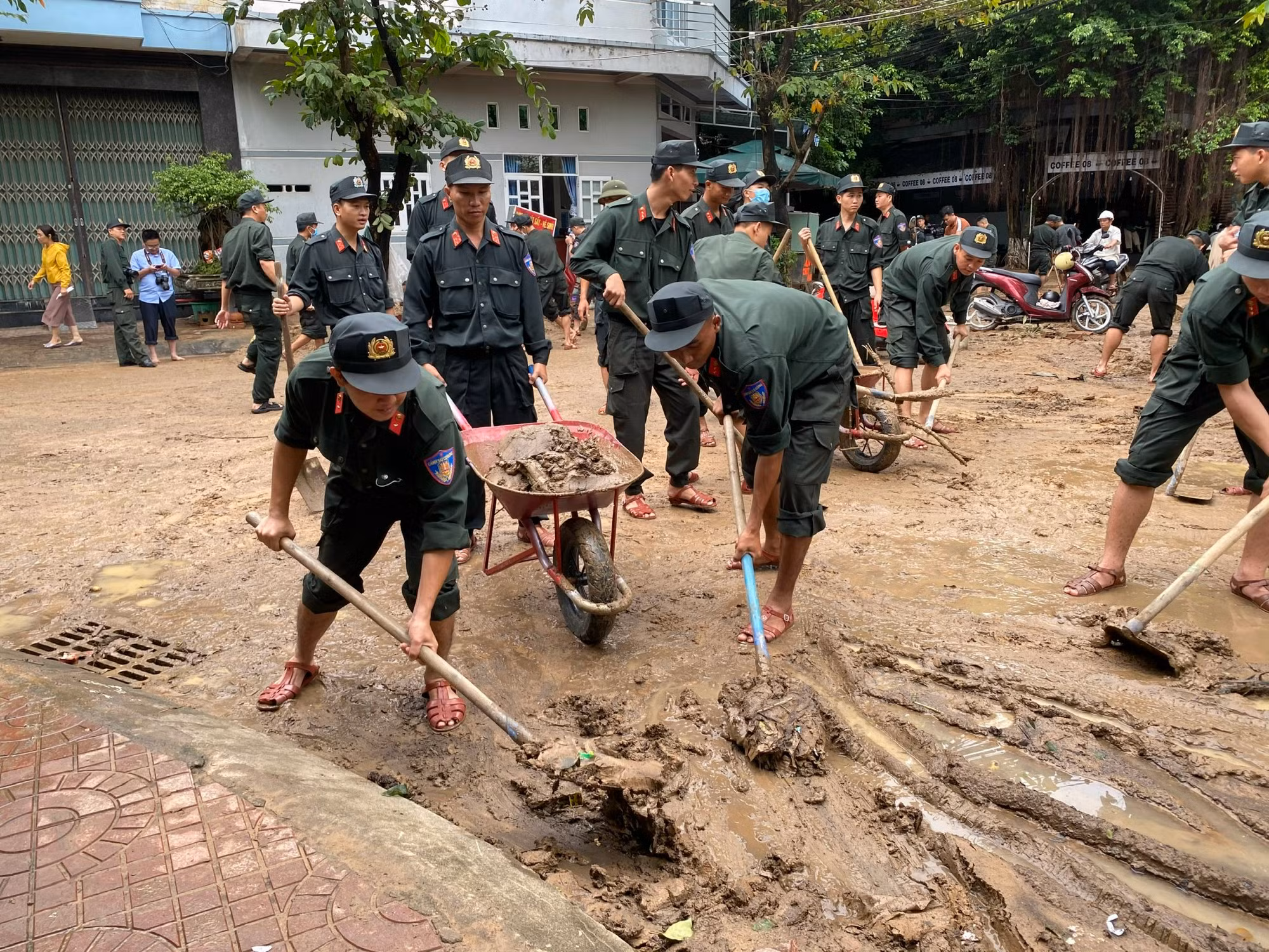 Công an, bộ đội giúp dân dọn dẹp sau mưa lũ -0