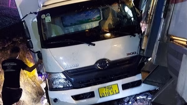 Tàu lửa tông ôtô, lái xe may mắn thoát nạn