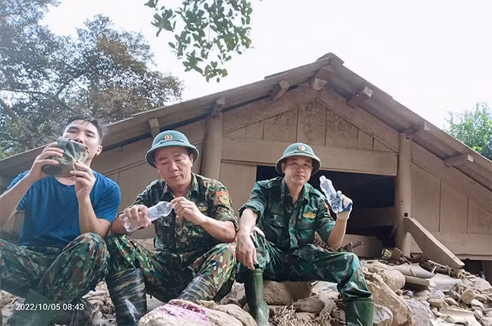 Bản làng trên vai người lính -0
