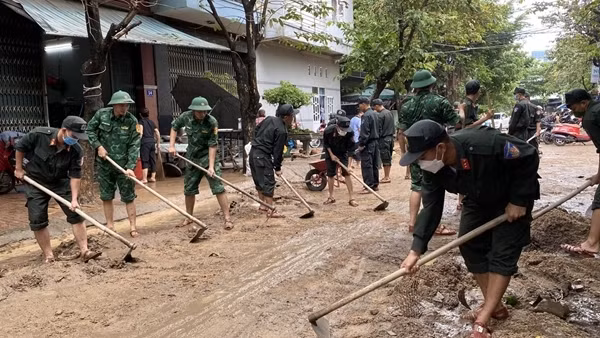 Công an, bộ đội giúp dân dọn dẹp sau mưa lũ