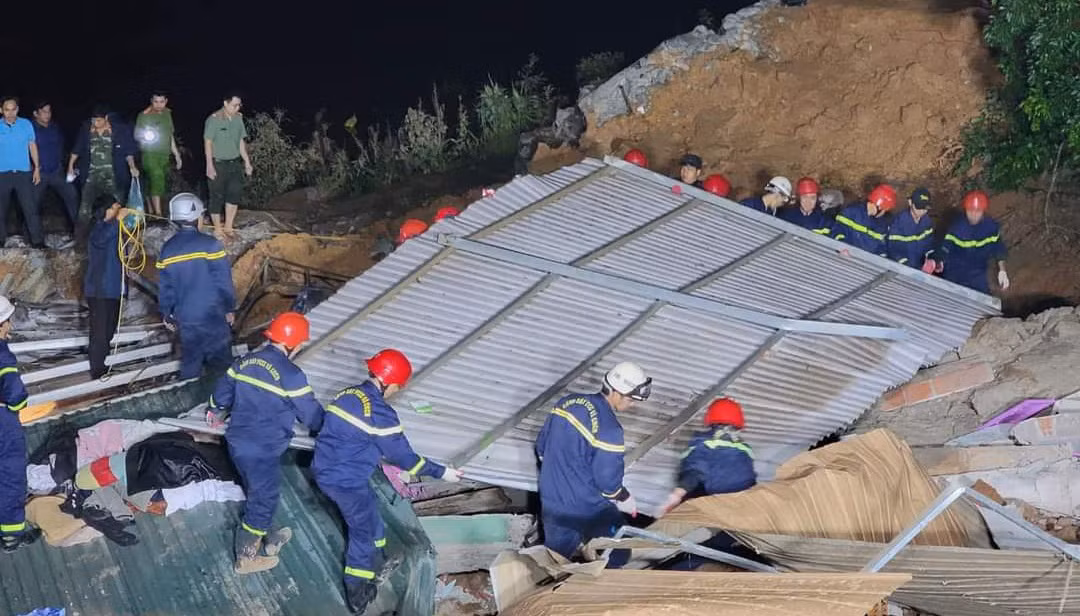 Công an Quảng Trị trắng đêm tìm người dân bị vùi lấp do sập nhà bên sông Thạch Hãn -2