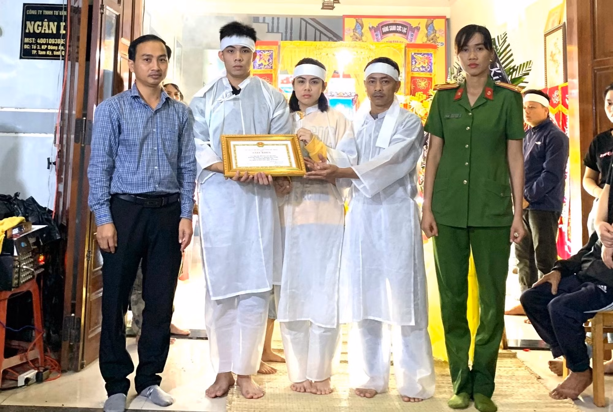 Tặng Giấy khen cho hai công dân dũng cảm cứu người bị lũ cuốn trôi -0
