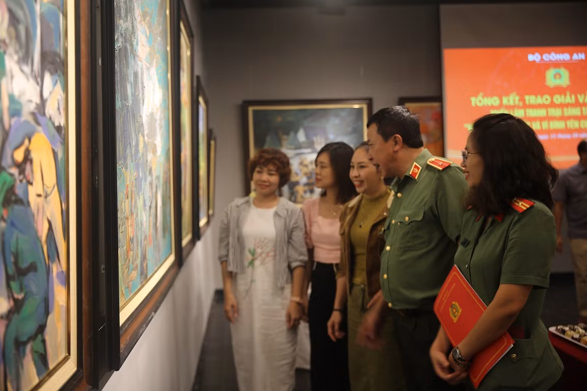 Trao thưởng và khai mạc triển lãm Trại sáng tác Mỹ thuật CAND lần thứ 4 -1