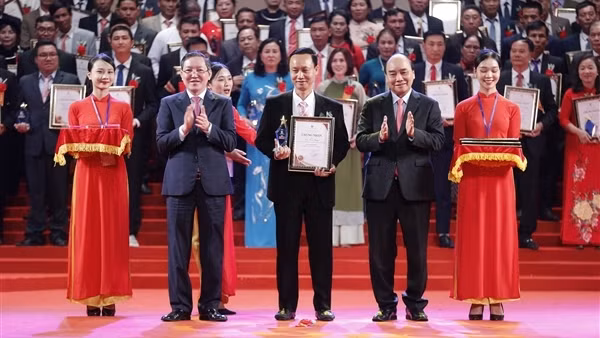 Tôn vinh và trao danh hiệu cho 100 nông dân Việt Nam xuất sắc 2022