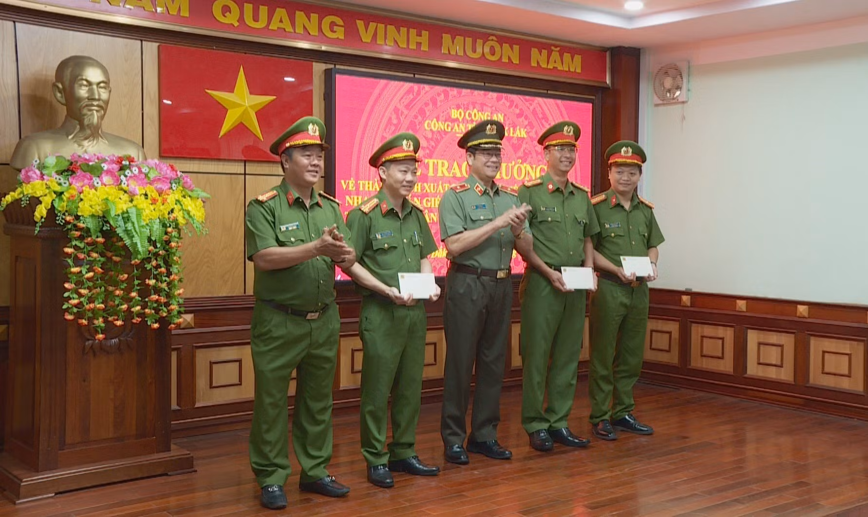 Thưởng “nóng” cho các tập thể bắt nhanh hung thủ giết người -0