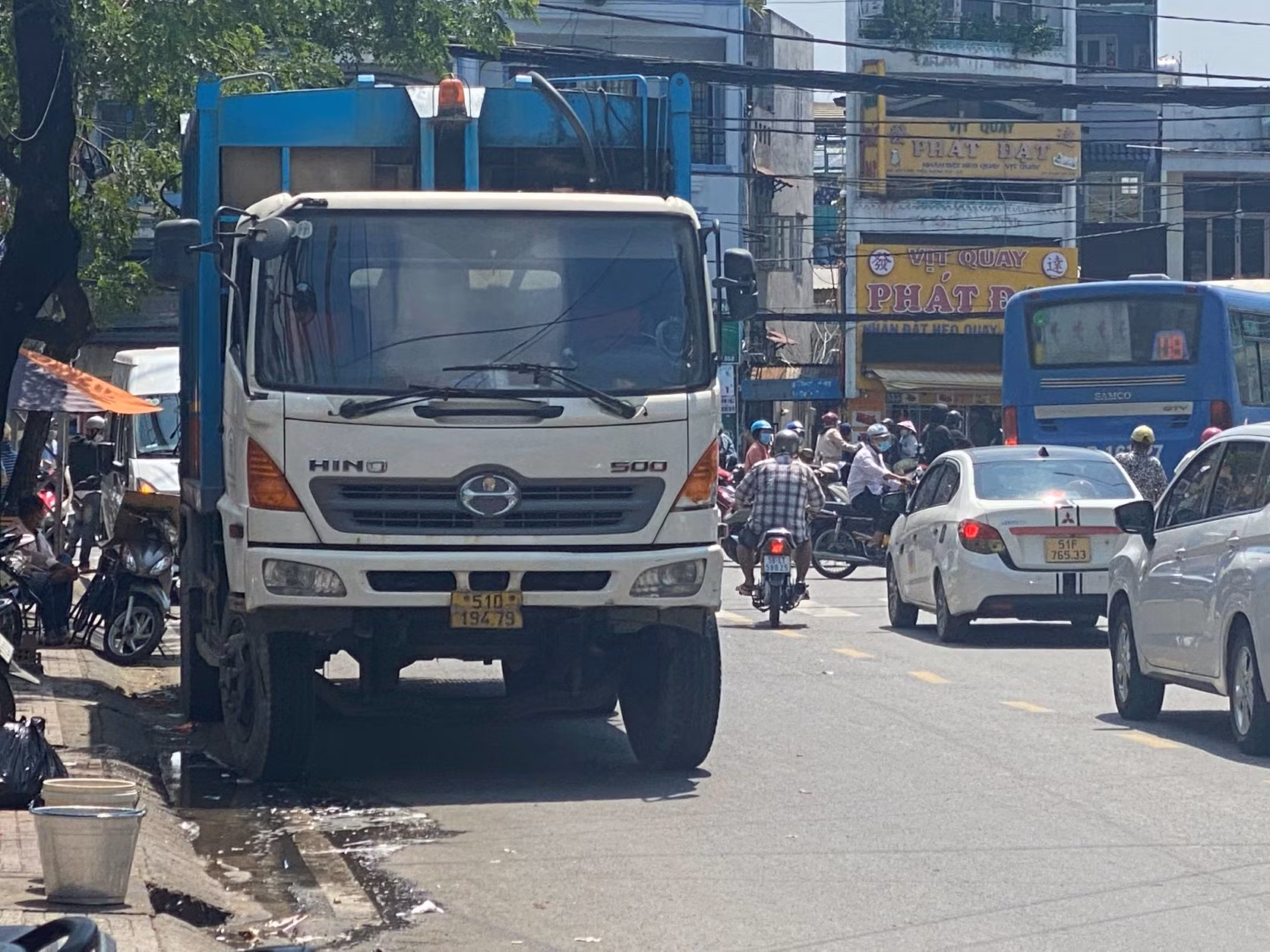 Xe rác mất thắng tông hàng loạt phương tiện khi đang đổ dốc cầu -0