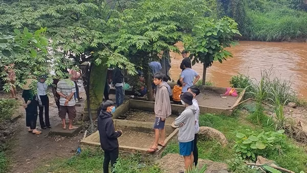 Bé trai 2 tuổi bị nước cuốn trôi khi cùng mẹ thả cá phóng sinh