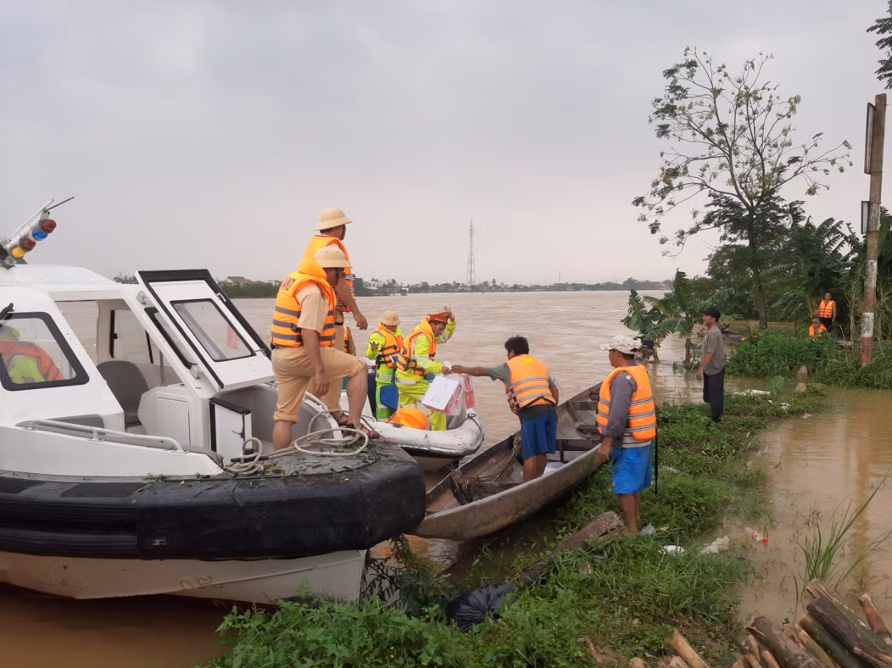 Những phần quà được Công an tỉnh Thừa Thiên-Huế kịp thời trao đến tay người dân vùng ngập lụt -0